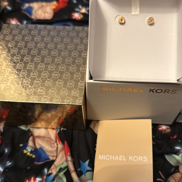 $75 NEW MICHAEL KORS DIAMOND ACCENT CRYSTAL GOLD MK LOGO EARRINGS HEART PINK BOX - Picture 3 of 9